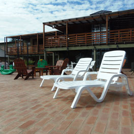 Patio con reposeras de Complejo Rumipal